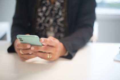 browsing smartphone LNKN1UZWY3